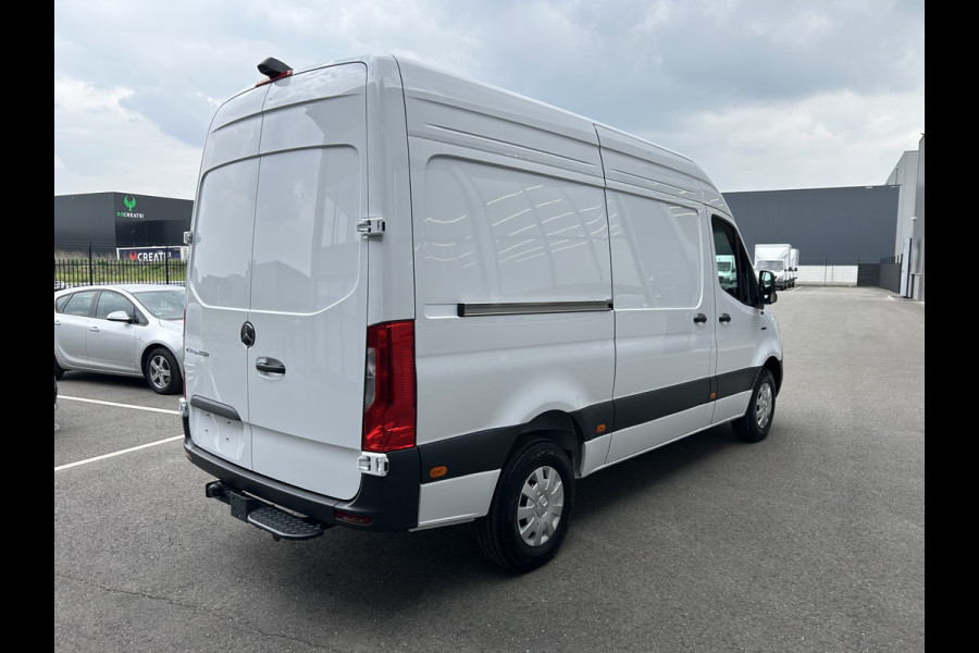 Mercedes-Benz eSprinter 320 L2 H2 Pro 81kWh / Snel laden 115Kw / Trekhaak / MBUX / Navigatie / Camera / Cruise control / Airco / 270 Graden achterdeuren
