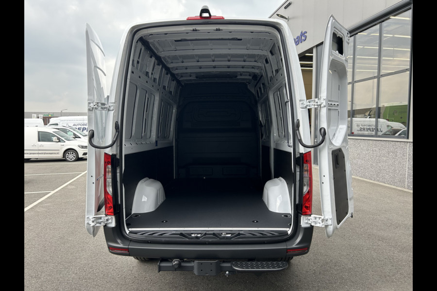 Mercedes-Benz eSprinter 320 L2 H2 Pro 81kWh / Snel laden 115Kw / Trekhaak / MBUX / Navigatie / Camera / Cruise control / Airco / 270 Graden achterdeuren