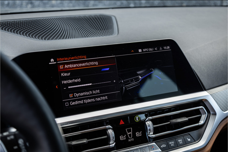 BMW 3 Serie Touring 330e M-sport Adaptief onderstel / 19inch / elec stoelen / Camera / Stoelverwarming