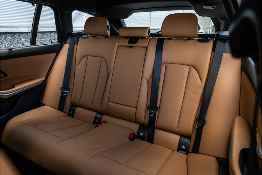 BMW 3 Serie Touring 330e M-sport Adaptief onderstel / 19inch / elec stoelen / Camera / Stoelverwarming