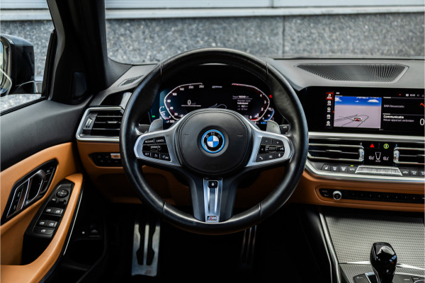 BMW 3 Serie Touring 330e M-sport Adaptief onderstel / 19inch / elec stoelen / Camera / Stoelverwarming