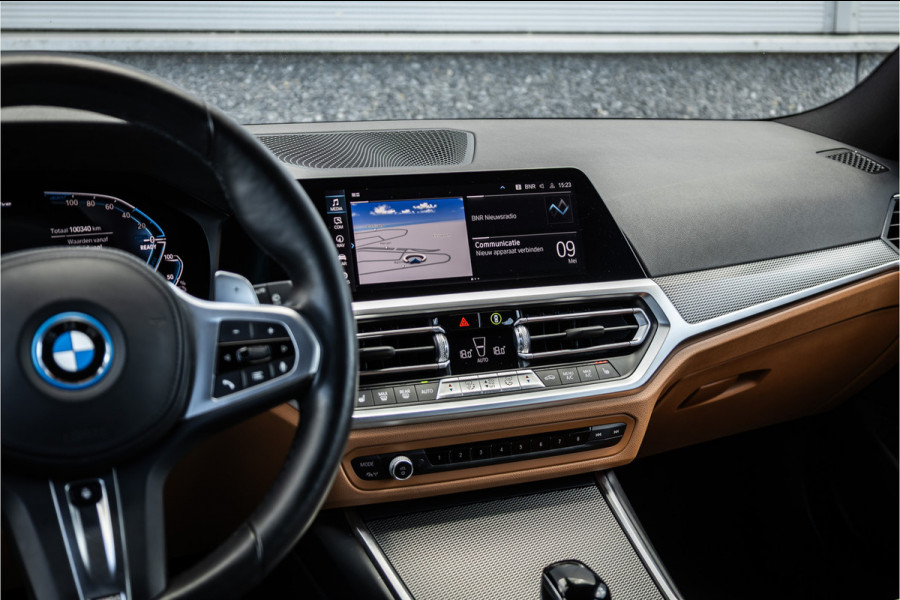 BMW 3 Serie Touring 330e M-sport Adaptief onderstel / 19inch / elec stoelen / Camera / Stoelverwarming