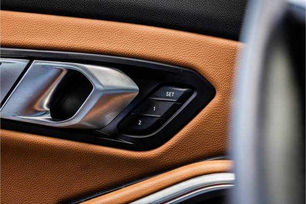 BMW 3 Serie Touring 330e M-sport Adaptief onderstel / 19inch / elec stoelen / Camera / Stoelverwarming
