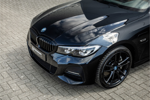 BMW 3 Serie Touring 330e M-sport Adaptief onderstel / 19inch / elec stoelen / Camera / Stoelverwarming