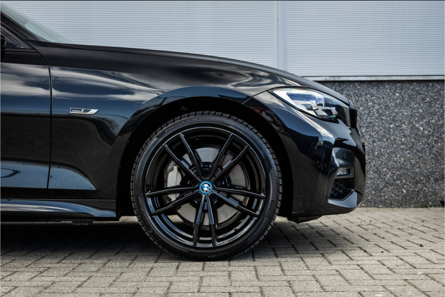 BMW 3 Serie Touring 330e M-sport Adaptief onderstel / 19inch / elec stoelen / Camera / Stoelverwarming