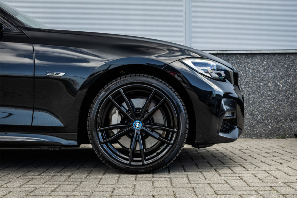 BMW 3 Serie Touring 330e M-sport Adaptief onderstel / 19inch / elec stoelen / Camera / Stoelverwarming