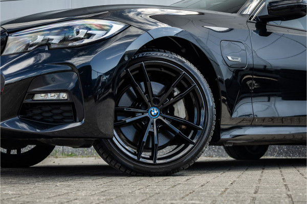 BMW 3 Serie Touring 330e M-sport Adaptief onderstel / 19inch / elec stoelen / Camera / Stoelverwarming
