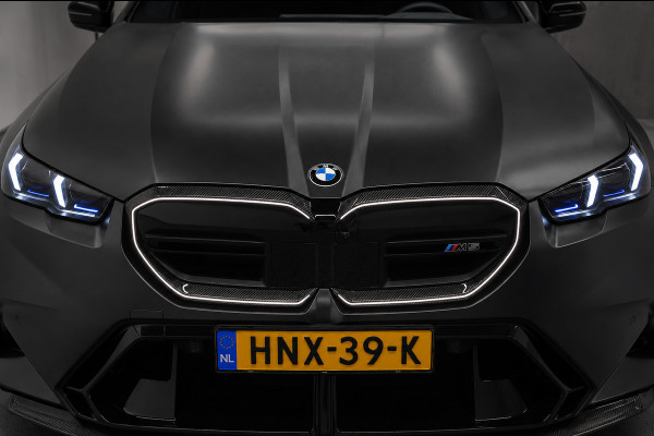 BMW 5 Serie M5 1000+PK BTW/AKRAPOVIC/FULL PPF XPEL/KERAMISCH/CARBON M-PERFORMANCE/EVENTURI/22 & 23” VOSSEN/B&W/PANO/HUD/F.GARANTIE