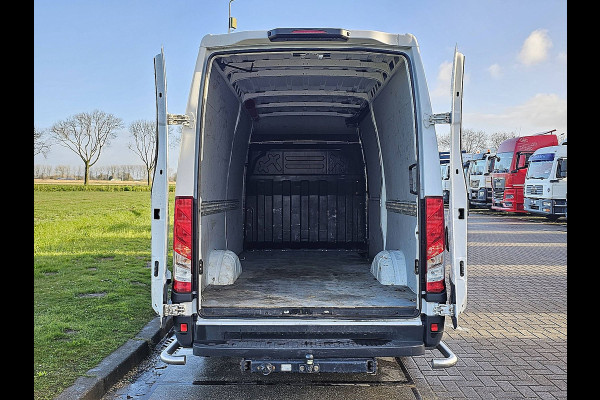 Iveco Daily 35S14 L2H2 L2H2, automaat, airco, kachel, cruise, trekhaak L2H2, automaat, airco, kachel, cruise, trekhaak.