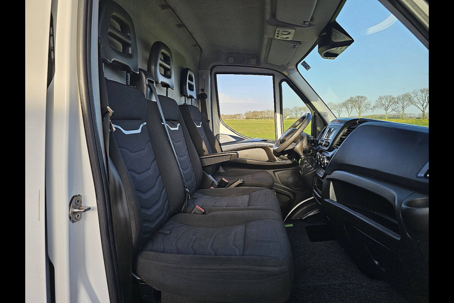 Iveco Daily 35S14 L2H2 L2H2, automaat, airco, kachel, cruise, trekhaak L2H2, automaat, airco, kachel, cruise, trekhaak.