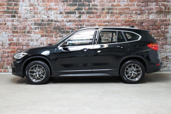 BMW X1 sDrive20i Executive Automaat / Navigatiesysteem Plus / Trekhaak / Head-Up Display / Stoelverwarming / Hifi / LED / 17 Inch / Parkeersensoren / Climate Control / Bluetooth / Middenarmsteun / Cruise Control