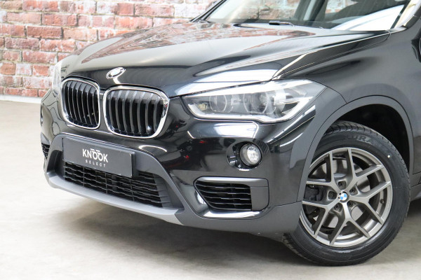 BMW X1 sDrive20i Executive Automaat / Navigatiesysteem Plus / Trekhaak / Head-Up Display / Stoelverwarming / Hifi / LED / 17 Inch / Parkeersensoren / Climate Control / Bluetooth / Middenarmsteun / Cruise Control