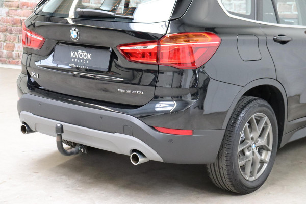 BMW X1 sDrive20i Executive Automaat / Navigatiesysteem Plus / Trekhaak / Head-Up Display / Stoelverwarming / Hifi / LED / 17 Inch / Parkeersensoren / Climate Control / Bluetooth / Middenarmsteun / Cruise Control