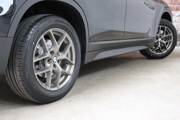 BMW X1 sDrive20i Executive Automaat / Navigatiesysteem Plus / Trekhaak / Head-Up Display / Stoelverwarming / Hifi / LED / 17 Inch / Parkeersensoren / Climate Control / Bluetooth / Middenarmsteun / Cruise Control
