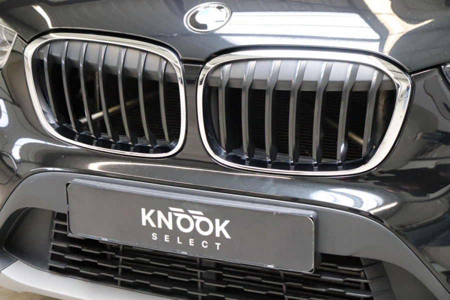 BMW X1 sDrive20i Executive Automaat / Navigatiesysteem Plus / Trekhaak / Head-Up Display / Stoelverwarming / Hifi / LED / 17 Inch / Parkeersensoren / Climate Control / Bluetooth / Middenarmsteun / Cruise Control