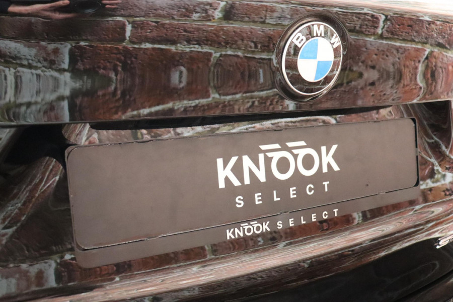 BMW X1 sDrive20i Executive Automaat / Navigatiesysteem Plus / Trekhaak / Head-Up Display / Stoelverwarming / Hifi / LED / 17 Inch / Parkeersensoren / Climate Control / Bluetooth / Middenarmsteun / Cruise Control