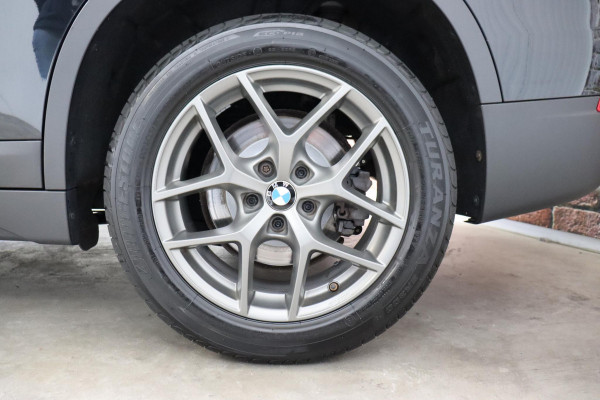 BMW X1 sDrive20i Executive Automaat / Navigatiesysteem Plus / Trekhaak / Head-Up Display / Stoelverwarming / Hifi / LED / 17 Inch / Parkeersensoren / Climate Control / Bluetooth / Middenarmsteun / Cruise Control
