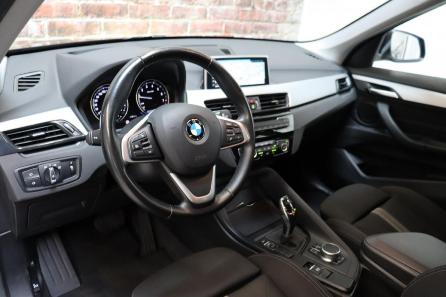 BMW X1 sDrive20i Executive Automaat / Navigatiesysteem Plus / Trekhaak / Head-Up Display / Stoelverwarming / Hifi / LED / 17 Inch / Parkeersensoren / Climate Control / Bluetooth / Middenarmsteun / Cruise Control