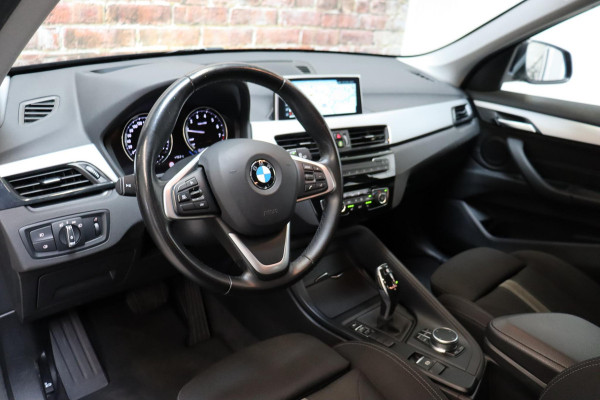 BMW X1 sDrive20i Executive Automaat / Navigatiesysteem Plus / Trekhaak / Head-Up Display / Stoelverwarming / Hifi / LED / 17 Inch / Parkeersensoren / Climate Control / Bluetooth / Middenarmsteun / Cruise Control