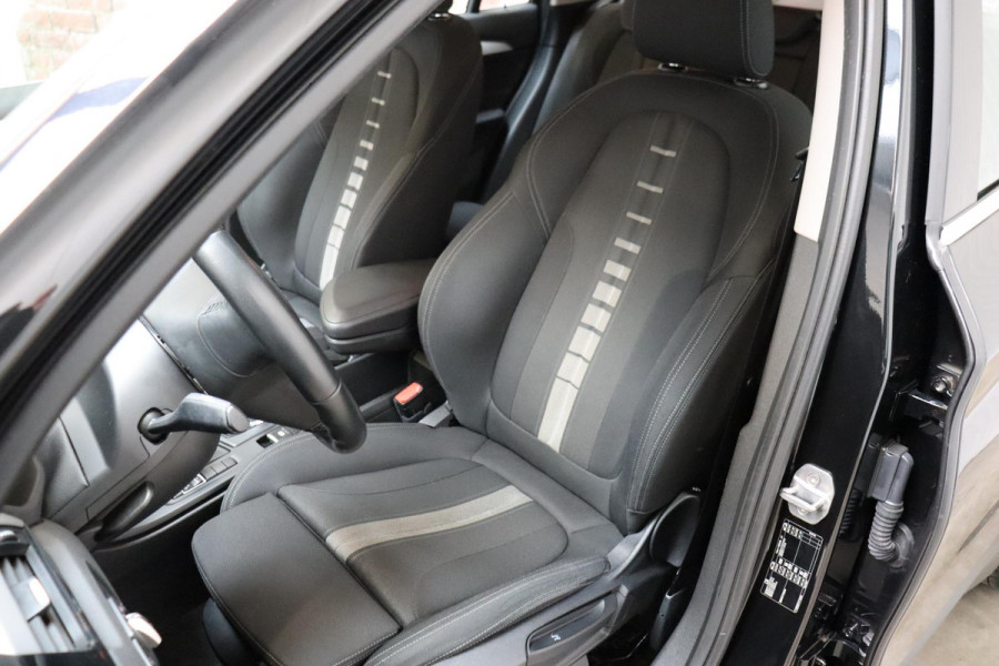 BMW X1 sDrive20i Executive Automaat / Navigatiesysteem Plus / Trekhaak / Head-Up Display / Stoelverwarming / Hifi / LED / 17 Inch / Parkeersensoren / Climate Control / Bluetooth / Middenarmsteun / Cruise Control