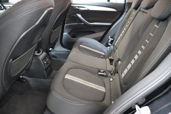 BMW X1 sDrive20i Executive Automaat / Navigatiesysteem Plus / Trekhaak / Head-Up Display / Stoelverwarming / Hifi / LED / 17 Inch / Parkeersensoren / Climate Control / Bluetooth / Middenarmsteun / Cruise Control