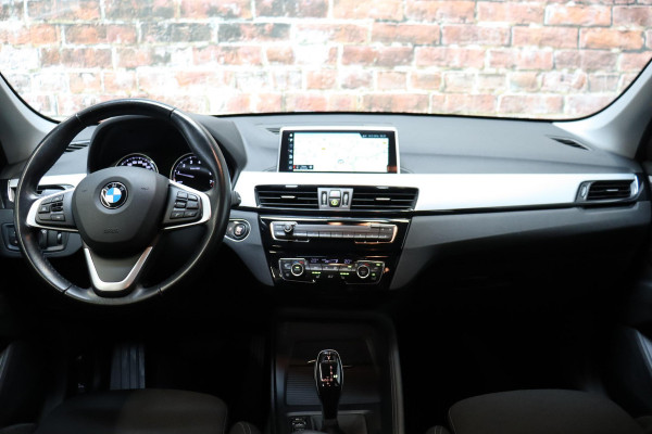 BMW X1 sDrive20i Executive Automaat / Navigatiesysteem Plus / Trekhaak / Head-Up Display / Stoelverwarming / Hifi / LED / 17 Inch / Parkeersensoren / Climate Control / Bluetooth / Middenarmsteun / Cruise Control