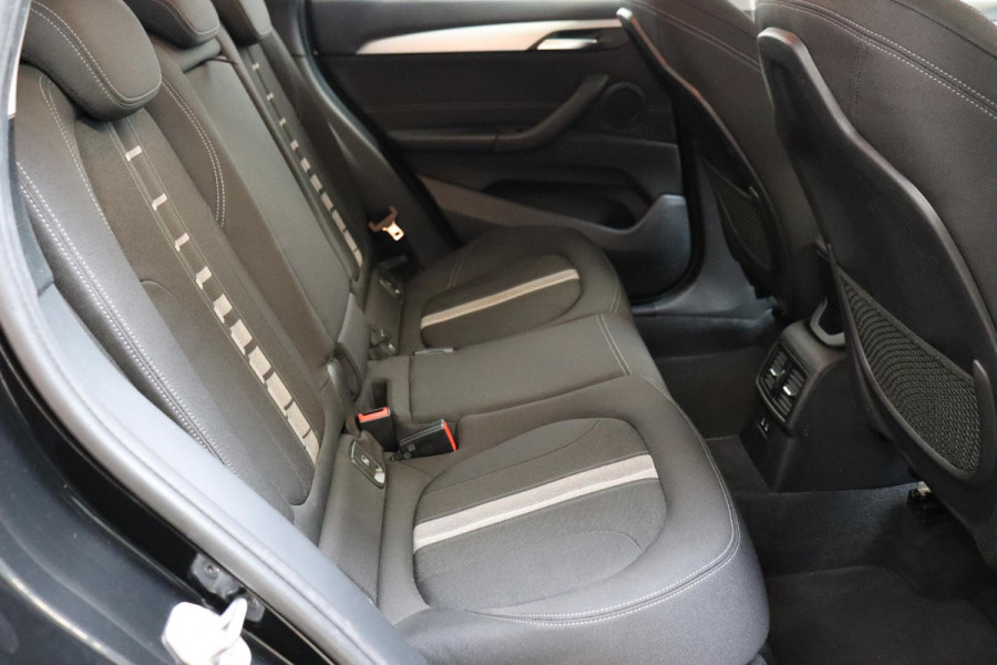 BMW X1 sDrive20i Executive Automaat / Navigatiesysteem Plus / Trekhaak / Head-Up Display / Stoelverwarming / Hifi / LED / 17 Inch / Parkeersensoren / Climate Control / Bluetooth / Middenarmsteun / Cruise Control