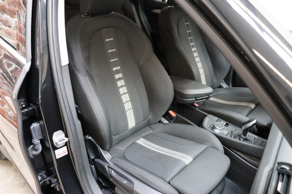 BMW X1 sDrive20i Executive Automaat / Navigatiesysteem Plus / Trekhaak / Head-Up Display / Stoelverwarming / Hifi / LED / 17 Inch / Parkeersensoren / Climate Control / Bluetooth / Middenarmsteun / Cruise Control