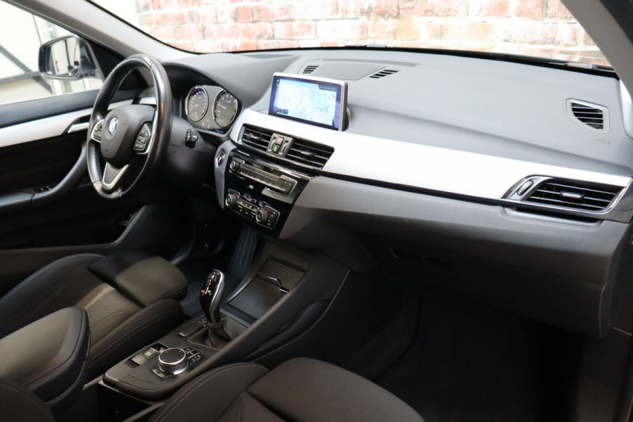 BMW X1 sDrive20i Executive Automaat / Navigatiesysteem Plus / Trekhaak / Head-Up Display / Stoelverwarming / Hifi / LED / 17 Inch / Parkeersensoren / Climate Control / Bluetooth / Middenarmsteun / Cruise Control