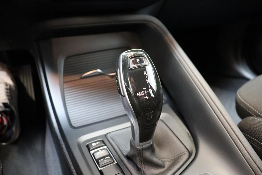 BMW X1 sDrive20i Executive Automaat / Navigatiesysteem Plus / Trekhaak / Head-Up Display / Stoelverwarming / Hifi / LED / 17 Inch / Parkeersensoren / Climate Control / Bluetooth / Middenarmsteun / Cruise Control