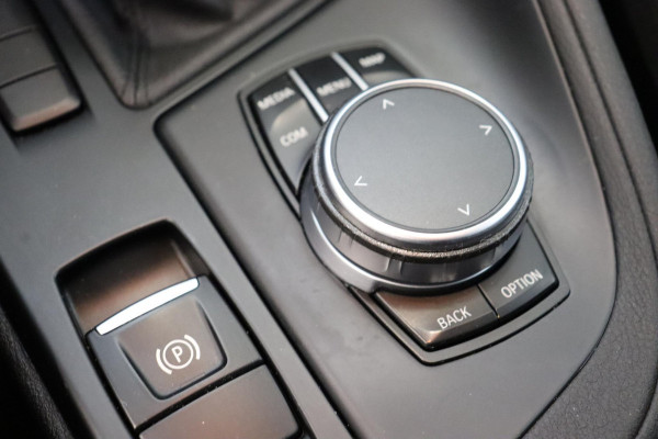 BMW X1 sDrive20i Executive Automaat / Navigatiesysteem Plus / Trekhaak / Head-Up Display / Stoelverwarming / Hifi / LED / 17 Inch / Parkeersensoren / Climate Control / Bluetooth / Middenarmsteun / Cruise Control
