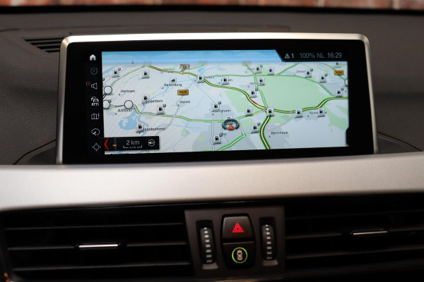 BMW X1 sDrive20i Executive Automaat / Navigatiesysteem Plus / Trekhaak / Head-Up Display / Stoelverwarming / Hifi / LED / 17 Inch / Parkeersensoren / Climate Control / Bluetooth / Middenarmsteun / Cruise Control