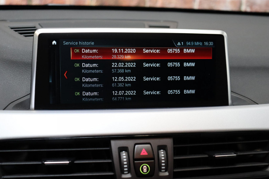 BMW X1 sDrive20i Executive Automaat / Navigatiesysteem Plus / Trekhaak / Head-Up Display / Stoelverwarming / Hifi / LED / 17 Inch / Parkeersensoren / Climate Control / Bluetooth / Middenarmsteun / Cruise Control