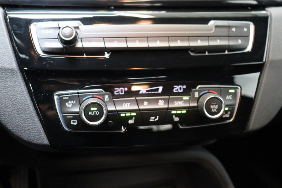 BMW X1 sDrive20i Executive Automaat / Navigatiesysteem Plus / Trekhaak / Head-Up Display / Stoelverwarming / Hifi / LED / 17 Inch / Parkeersensoren / Climate Control / Bluetooth / Middenarmsteun / Cruise Control
