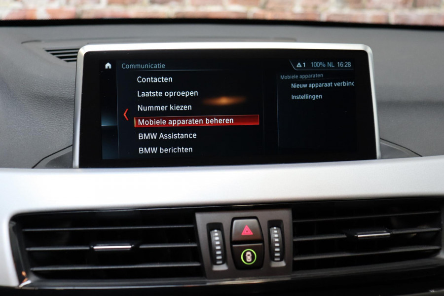 BMW X1 sDrive20i Executive Automaat / Navigatiesysteem Plus / Trekhaak / Head-Up Display / Stoelverwarming / Hifi / LED / 17 Inch / Parkeersensoren / Climate Control / Bluetooth / Middenarmsteun / Cruise Control