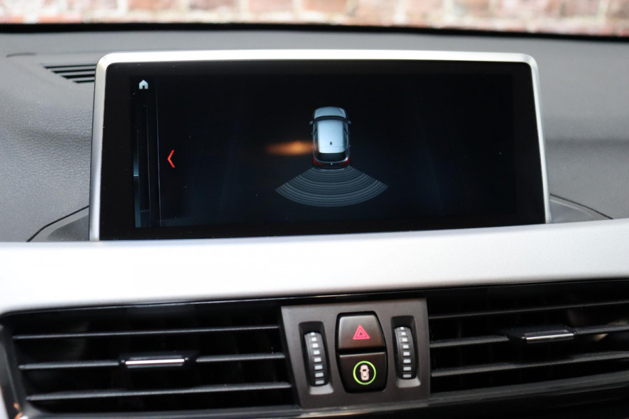 BMW X1 sDrive20i Executive Automaat / Navigatiesysteem Plus / Trekhaak / Head-Up Display / Stoelverwarming / Hifi / LED / 17 Inch / Parkeersensoren / Climate Control / Bluetooth / Middenarmsteun / Cruise Control