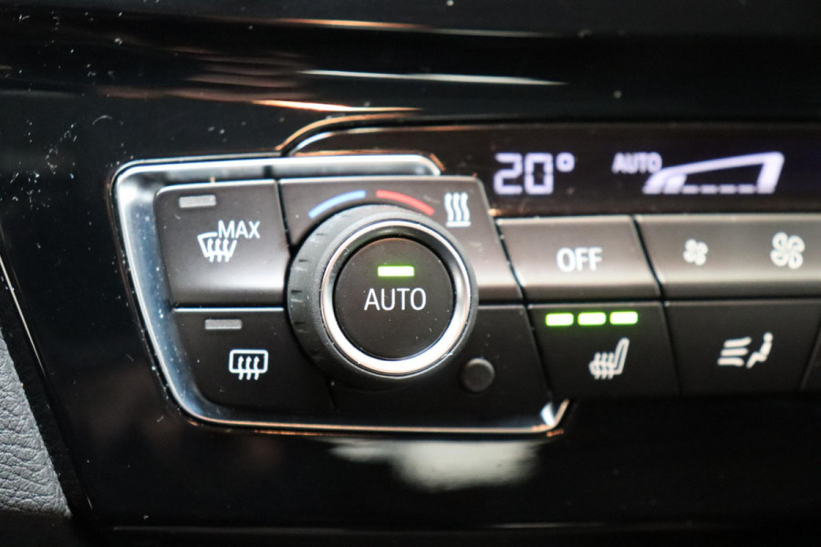 BMW X1 sDrive20i Executive Automaat / Navigatiesysteem Plus / Trekhaak / Head-Up Display / Stoelverwarming / Hifi / LED / 17 Inch / Parkeersensoren / Climate Control / Bluetooth / Middenarmsteun / Cruise Control