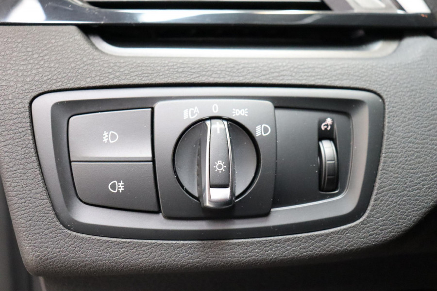 BMW X1 sDrive20i Executive Automaat / Navigatiesysteem Plus / Trekhaak / Head-Up Display / Stoelverwarming / Hifi / LED / 17 Inch / Parkeersensoren / Climate Control / Bluetooth / Middenarmsteun / Cruise Control