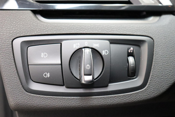 BMW X1 sDrive20i Executive Automaat / Navigatiesysteem Plus / Trekhaak / Head-Up Display / Stoelverwarming / Hifi / LED / 17 Inch / Parkeersensoren / Climate Control / Bluetooth / Middenarmsteun / Cruise Control