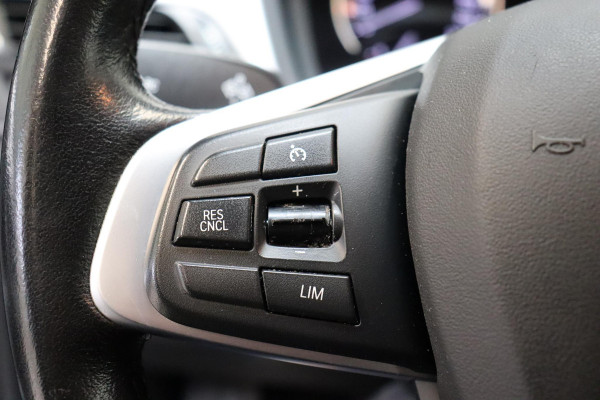 BMW X1 sDrive20i Executive Automaat / Navigatiesysteem Plus / Trekhaak / Head-Up Display / Stoelverwarming / Hifi / LED / 17 Inch / Parkeersensoren / Climate Control / Bluetooth / Middenarmsteun / Cruise Control