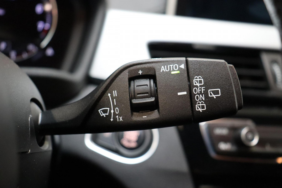 BMW X1 sDrive20i Executive Automaat / Navigatiesysteem Plus / Trekhaak / Head-Up Display / Stoelverwarming / Hifi / LED / 17 Inch / Parkeersensoren / Climate Control / Bluetooth / Middenarmsteun / Cruise Control