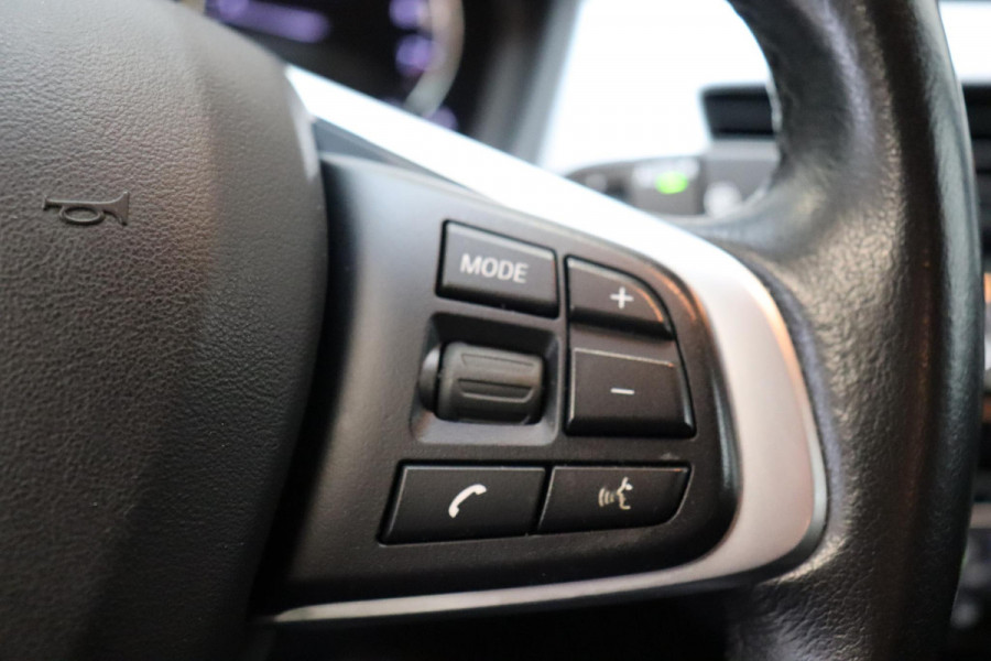BMW X1 sDrive20i Executive Automaat / Navigatiesysteem Plus / Trekhaak / Head-Up Display / Stoelverwarming / Hifi / LED / 17 Inch / Parkeersensoren / Climate Control / Bluetooth / Middenarmsteun / Cruise Control