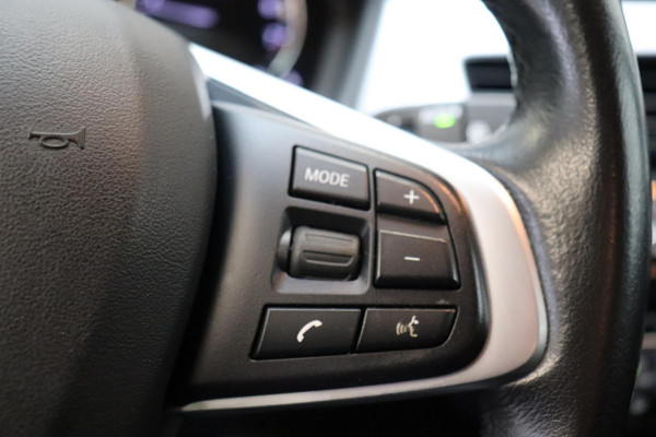 BMW X1 sDrive20i Executive Automaat / Navigatiesysteem Plus / Trekhaak / Head-Up Display / Stoelverwarming / Hifi / LED / 17 Inch / Parkeersensoren / Climate Control / Bluetooth / Middenarmsteun / Cruise Control
