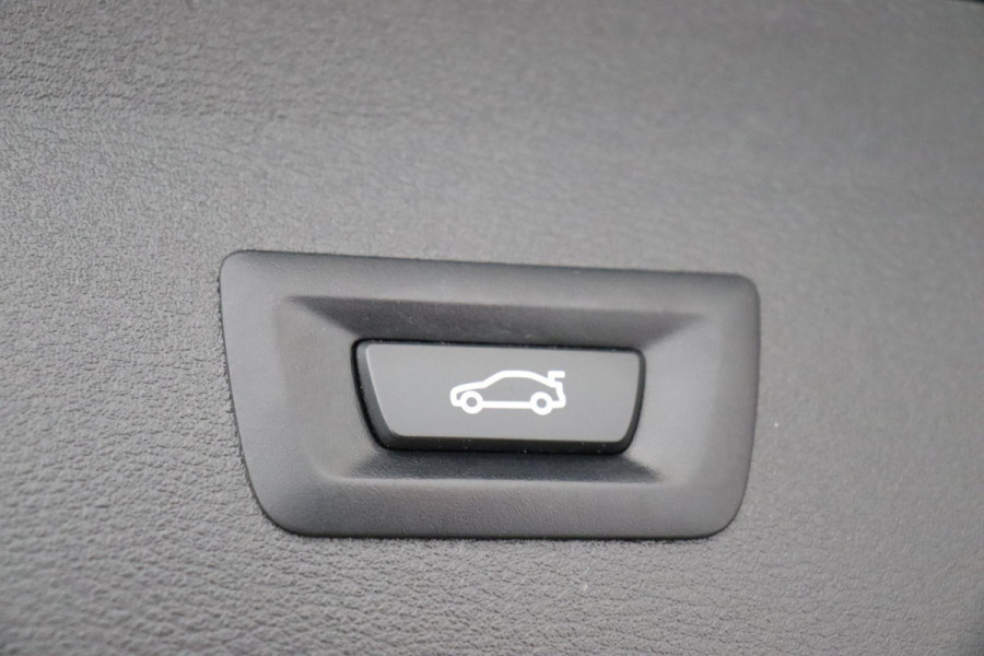 BMW X1 sDrive20i Executive Automaat / Navigatiesysteem Plus / Trekhaak / Head-Up Display / Stoelverwarming / Hifi / LED / 17 Inch / Parkeersensoren / Climate Control / Bluetooth / Middenarmsteun / Cruise Control