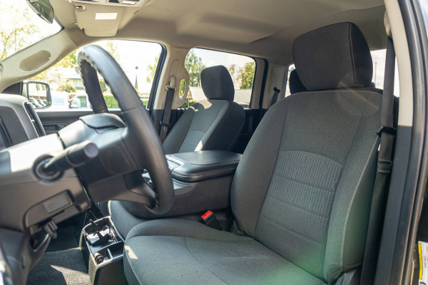 Dodge Ram 1500 5.7 V8 4x4 Crew Cab Big Horn Trekhaak I LPG I Sidebars I CarPlay I BTW I NAP