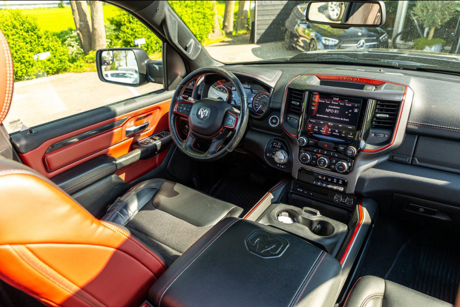 Dodge Ram 1500 5.7 V8 4x4 Crew Cab Rebel Panoramadak I Leder zwart rood I Camera I Nieuwe banden I LPG I Luchtvering I Trekhaak