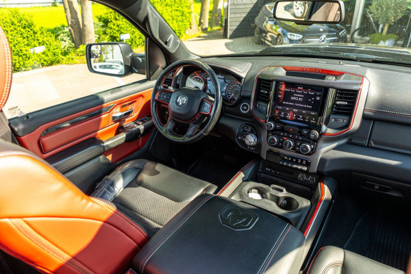 Dodge Ram 1500 5.7 V8 4x4 Crew Cab Rebel Panoramadak I Leder zwart rood I Camera I Nieuwe banden I LPG I Luchtvering I Trekhaak