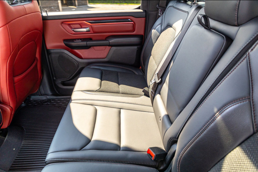 Dodge Ram 1500 5.7 V8 4x4 Crew Cab Rebel Panoramadak I Leder zwart rood I Camera I Nieuwe banden I LPG I Luchtvering I Trekhaak