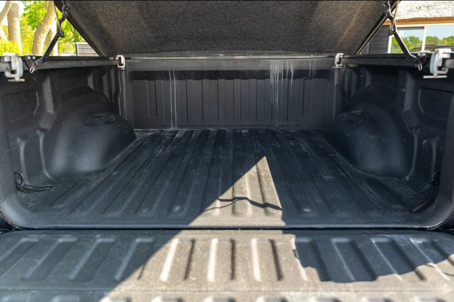 Dodge Ram 1500 5.7 V8 4x4 Crew Cab Rebel Panoramadak I Leder zwart rood I Camera I Nieuwe banden I LPG I Luchtvering I Trekhaak