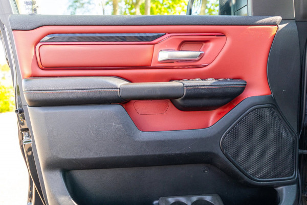 Dodge Ram 1500 5.7 V8 4x4 Crew Cab Rebel Panoramadak I Leder zwart rood I Camera I Nieuwe banden I LPG I Luchtvering I Trekhaak